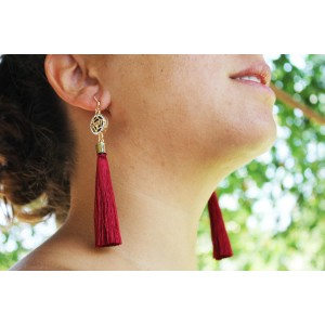 Pendientes de flecos burdeos. P001.