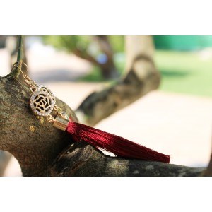 Pendientes de flecos burdeos. P004.
