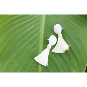 Pendientes de flecos blanco. P009.