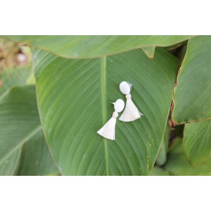 Pendientes de flecos blanco. P009.
