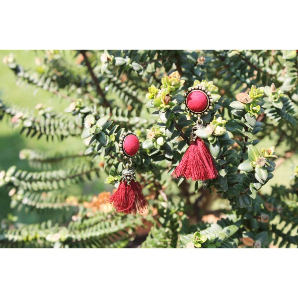 Pendientes de flecos burdeos. P011.
