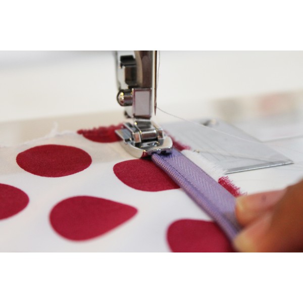 Prensatelas metálico para coser cremalleras invisibles con máquina de coser